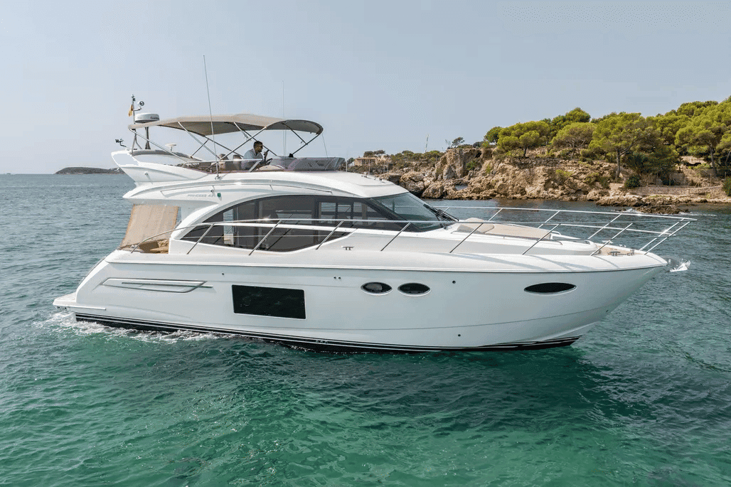 An afternoon for twelve on a premium yacht